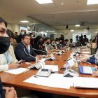 Comisión. El asambleísta de Pachakutik José Fernando Cabascango, sentado en primer plano, preside el grupo parlamentario, pero no manda.