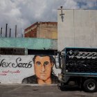 Caracas. Un pequeño camión pasa junto a un grafiti con la imagen del rostro de Alex Saab en Venezuela, en una imagen de archivo.