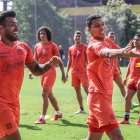 El volante Sergio López (izquierda) y el defensa central Luis Fernando León (derecha) disfrutaron del último entrenamiento previo al viaje a Manta para enfrentar al Delfín por la fecha 10 de la segunda etapa de LigaPro.