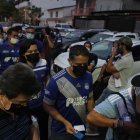 Los hinchas muestran los documentos para ingresar a la cancha.VACUNACION PARA PODER VER EL ARTIDO EMELEC VS ORENSES 15 DE OCTUBRE  DEL 2021 GUAYAQUIL-ECUADOR