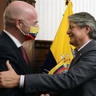 Fotografía cedida por la Secretaría de Comuniciacion de la Presidencia de Ecuador (Secom) del presidente ecuatoriano, Guillermo Lasso (d), reunido con el presidente de la FIFA, Gianni Infantino, el 15 de octubre de 2021 en Quito