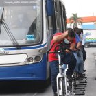 14-10-2021- Los choferes de buses y taxis viven la experiencia de lo que es ser ciclista