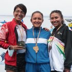 Glenda Morejón (c), marchista ecuatoriana, luce su medalla de oro luego de imponerse en los 20.000 metros.