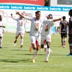 Marcos Mejía celebra el único gol que se anotó en el estadio de Echaleche.