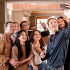 Dos generaciones. El elenco original y nuevo de la historia.