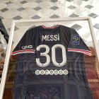 El primer ministro francés, Jean Castex, regaló este lunes al papa Francisco una camiseta que seguramente aún no tenía: la firmada por el astro argentino Lionel Messi con su nuevo equipo, el Paris Saint Germain.