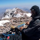 Miguel Doura pinta una de sus obras en el Aconcagua.