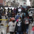 Movimiento. Mientras los mercados y centros comerciales del Centro Histórico lucen vacíos, las calles están abarrotadas de vendedores informales que ofrecen diversidad de productos.