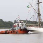 Soporte. Momento en el que la embarcación fue remolcada por segunda vez. En la primera el remolque se viró y el velero se fue contra el puente peatonal a Santay.