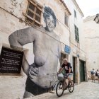 Instalación mural en Menorca haciendo referencia al cáncer de mama.