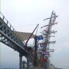 El buque de la armada de Brasil, Cisne Branco, se impactó el martes 18 de octubre contra el puente peatonal a Santay.