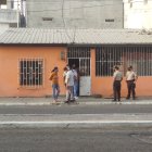 Al domicilio llegaron policías para investigar lo ocurrido. La víctima se encuentra en una casa de salud.