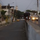 Infracción. Estas escenas se dan a diario y a cualquier hora del día. La gente, buena y con vicios o malas intenciones solo salta el muro e ingresa a la ciudadela Ferroviaria.
