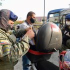 Integrantes de Las Fuerzas Armadas de Ecuador realizan hoy operativos de control en la ciudad de Guayaquil (Ecuador).