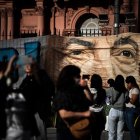 La mascarilla en espacios públicos deja de ser obligatoria en Buenos Aires
Personas caminan frente a la estación ferroviaria de Constitución protegidos con mascarillas, en Buenos Aires, en una fotografía de archivo.