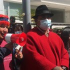 Los líderes indígenas Marlon Vargas y Leonidas Iza hablan durante una manifestación ante la Corte Constitucional, hoy en Quito (Ecuador).