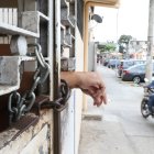 Medidas. Los vecinos han colocado cadenas y candados en las puertas para blindarse del hampa.