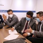 Coordinación. Jorge Yunda en medio de sus abogados Édgar Molina y Marcelo Icaza, antes de su testimonio.