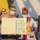 Momento en el que Raquel Rodríguez recibió el reconocimiento.