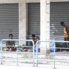 Escenas. A diario, se observan escenas como muestra la gráfica, de consumidores de sustancias en cualquier sitio de la ciudad a la vista de todos.