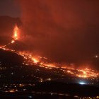 Los confinamientos se llevarán a cabo una vez que esa colada llegue al mar, falta poco. 
Miguel Calero / EFE