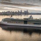 Fotografía del 17 de julio de 2021, cedida por la naviera Royal Caribbean, donde se muestra a su crucero "Serenade of the Seas" mientras navega cerca de Seattle en el estado de Washington (EE.UU.).