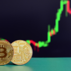 La criptodivisa tocó este miércoles los 66.976 dólares.