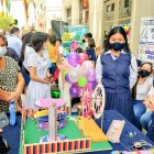 El público observó los proyectos elaborados por los estudiantes.