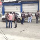 Agentes policiales verificaron indicios dentro del vehículo utilizado por los hampones.