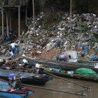 La basura tirada junto a un desagüe en el río Marañón, localidad de San Lorenzo, capital del Datem del Marañón, en la Amazonía de Perú. EFE/ Paolo Aguilar