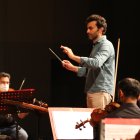 Iñigo Pirfano en el ensayo con la Orquesta Filarmónica de Guayaquil, en el Teatro Centro de Arte.