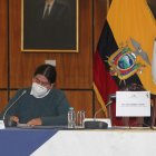 El presidente de la Comisión, José Cabascango, junto a la silla vacía con el nombre del presidente, en esta ocasión bien escrito.