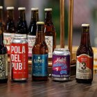 Fotografía de varias cervezas artesanales, el 17 de octubre de 2021, en un supermercado en Bogotá (Colombia).