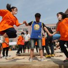 Estudiantes asisten a un evento deportivo de primavera en una escuela primaria en Seúl, en foto de archivo.