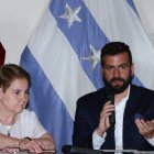 El gobernador Pablo Arosemena, junto a la ministra de Gobierno, Alexandra Vela.