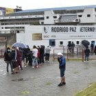 Los hinchas de Liga de Quito fueron ayer en la tarde a las boleterías del estadio para recibir la asesoría para comprar los boletos para el partido ante Independiente.