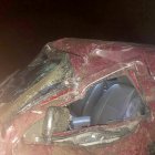 Estado en que quedó el vehículo tras la caída de una piedra grande en la vía Cuenca-Molleturo-El Empalme.