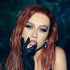 Esta canción celebra la sororidad latina y en los arreglos musicales sobresale guitarra acústica mezclada con un pegajoso ritmo.