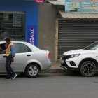 Escena. Ahora es común ver en los puntos turísticos y comerciales del cantón a los cuidacarros informales.