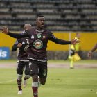 El colombiano Murillo anotó luego de fallar un penal ante Galíndez. Marcó de rebote.