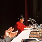 Lanzamiento. Xavier Lasso, del Fondo de Cultura Económica, aplaude al presidente de la Conaie, Leonidas Iza, durante la presentación de ‘Estallido.