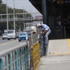 Alberto Moya se salta las barandas que dividen la estación de la Metrovía de la calle, cerca de un centro comercial, en plena avenida 25 de Julio, aun cuando a menos de 50 metros hay un paso peatonal. El tramo es uno de las más concurridos de la ciudad, por estar allí también ubicados un hospital y otras tres plazas comerciales. Moya reconoce el riesgo al que se enfrenta, pero defiende no usar el paso por los delitos que en él se cometen.
