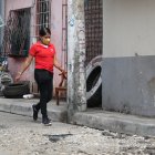 Obstáculo. Una persona camina en la vía por donde van los carros porque el poste ocupa la estrecha acera de la calle Mercedes Arzube y no hay espacio.