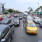 Desorden. En los semáforos de varias avenidas de la ciudad hay informales que obstaculizan el tránsito.