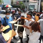 JÓVENES ACUDEN A SUPERMERCADO DE CARNES PARA ENTREGAR SUS HOJAS DE VIDA | LA CRISIS DEL EMPLEO EN GUAYAQUIL SE AGRAVÓ POR CAUSA DE LA PANDEMIA |
EN EL SUPERMERCADO DE CARNE LA ESPAÑOLA MUCHAS PERSONAS SE ACERCARON A ENTREGAR CARPETAS PARA UN PUESTO DE TRABAJO | 22 DE SEPTIEMBRE DEL 2020 GUAYAQUIL-ECUADOR