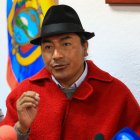 El presidente de la Confederación de Nacionalidades Indígenas de Ecuador (Conaie), Leonidas Iza, habla durante una rueda de prensa hoy, en Quito (Ecuador).