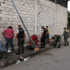 Policías y militares efectúan operativos permanentes, en el marco del estado de excepción. Aquí haciendo un registro de ciudadanos.