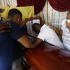 El cuerpo del velocista Álex Quiñónez fue velado momentáneamente en su domicilio de Guayaquil. Familiares y amigos lo despidieron entre lágrimas