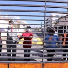 Puerta. Similar a las que regulan el acceso a las urbanizaciones privadas, en Los Mastodontes se han organizado para colocar una, aunque la vía es pública