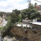 Erosión. El avance de la quebrada amenaza a las viviendas cercanas.